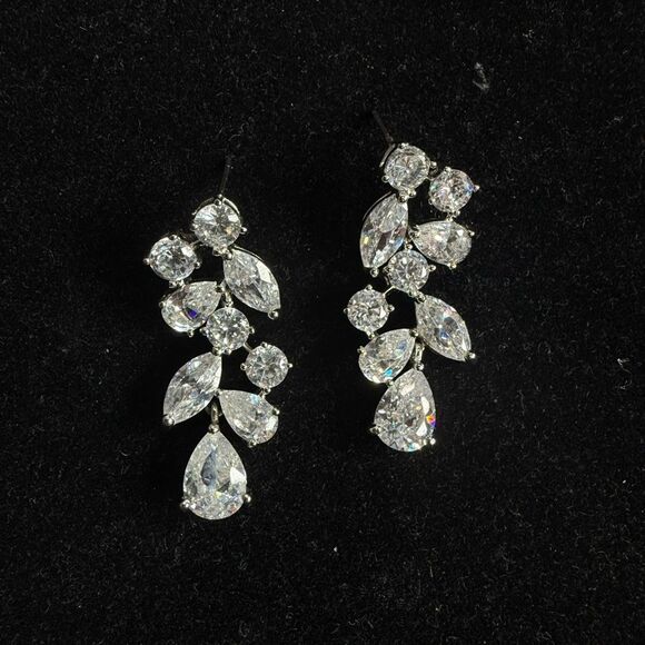 Pair of Sparkling Rhinestones Dangle Drop Earrings good quality costume - Picture 4 of 7